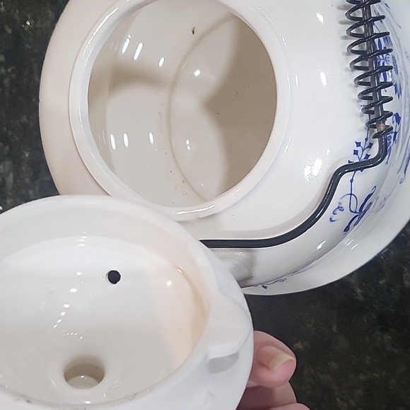 Vintage Blue Onion Pattern Tea Pot Set with Wire Spring Handle - Picture 11 of 14